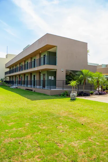 Bloco de suítes e jardim