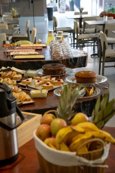 Bolos e frutas do buffet