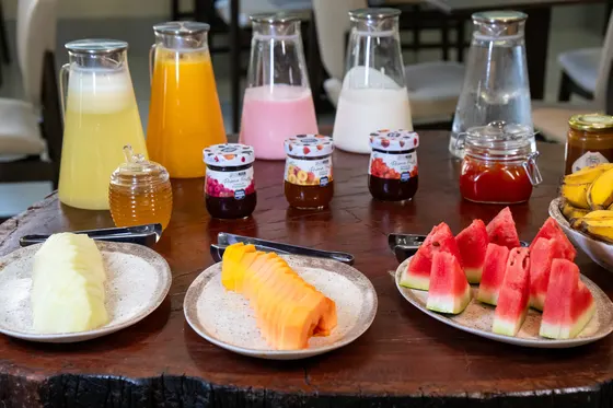 Sucos, geleias e frutas frescas