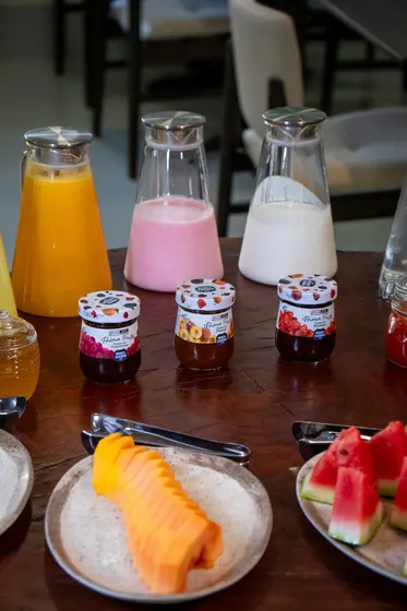 Frutas, sucos e frios do café da manhã