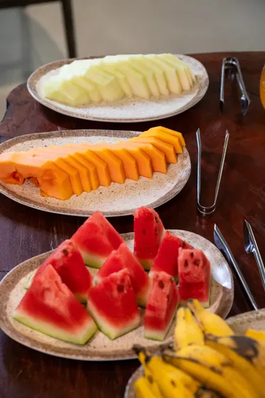 Frutas, sucos e frios do café da manhã