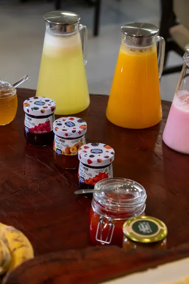 Frutas, sucos e frios do café da manhã