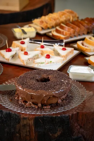 Bolo, sanduíches e pães do café da manhã