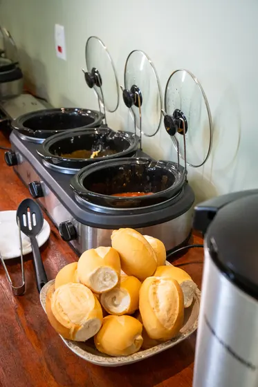 Opções quentes e cestas do café da manhã