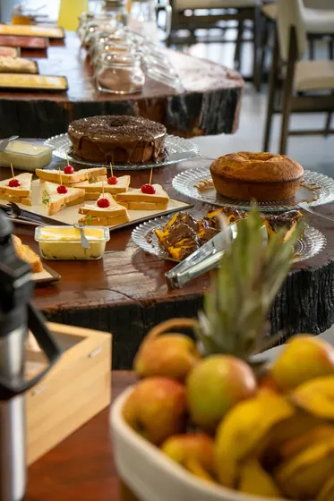 Opções quentes e cestas do café da manhã