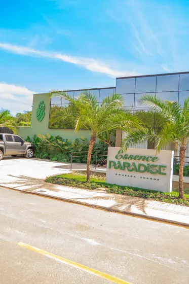 Fachada de vidro e placa da Essence Paradise