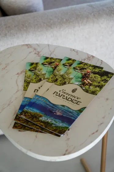 Material da pousada sobre a mesa do lounge