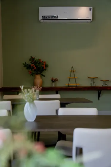 Mesa posta com flores