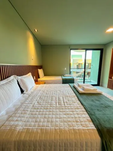 Suíte com cama ampla e varanda